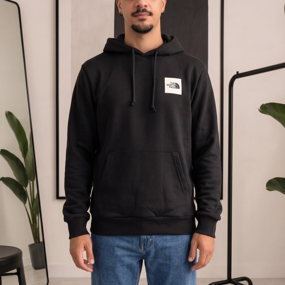 Felpa con cappuccio The North Face nera – dettaglio indossato