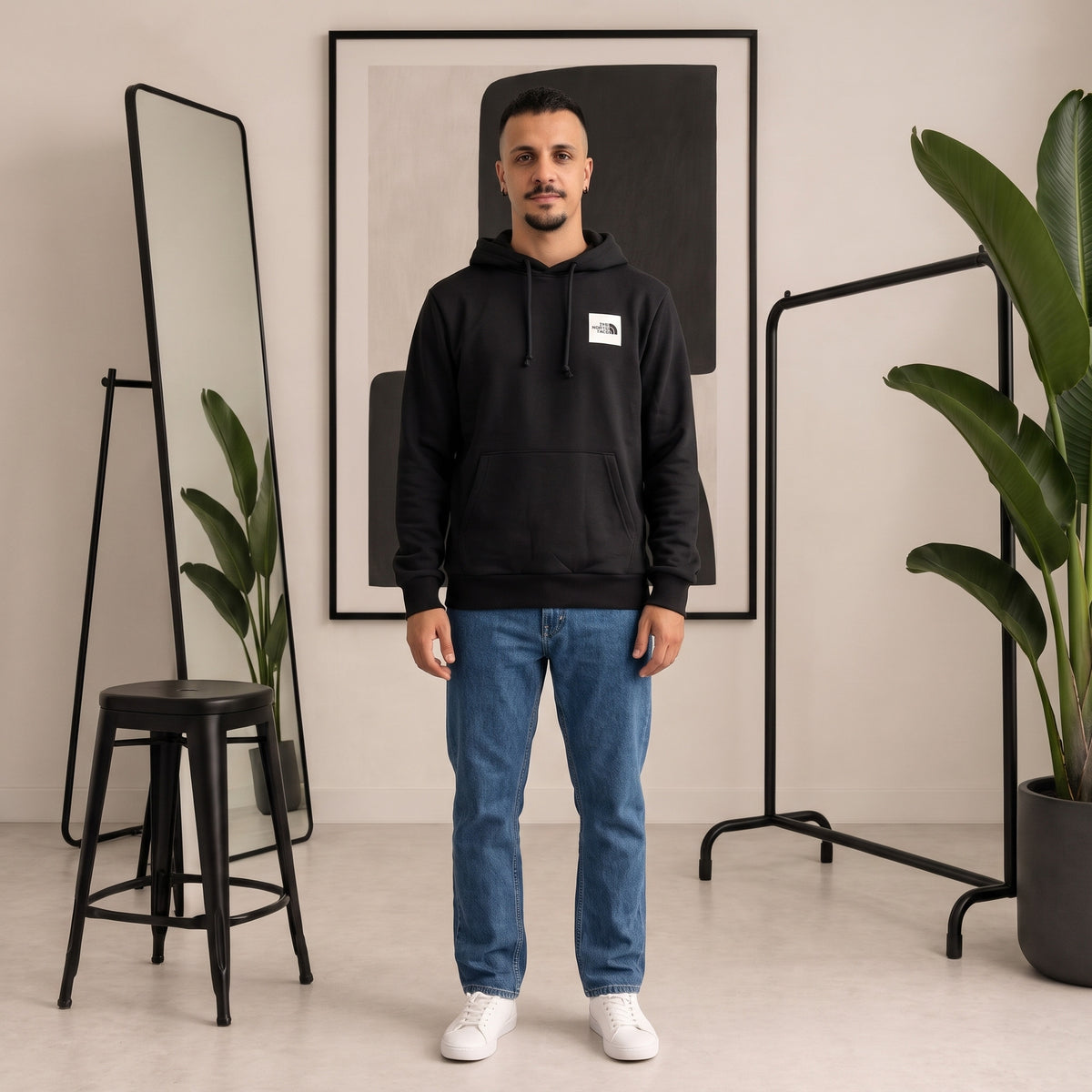Felpa con cappuccio The North Face nera – vista completa indossata