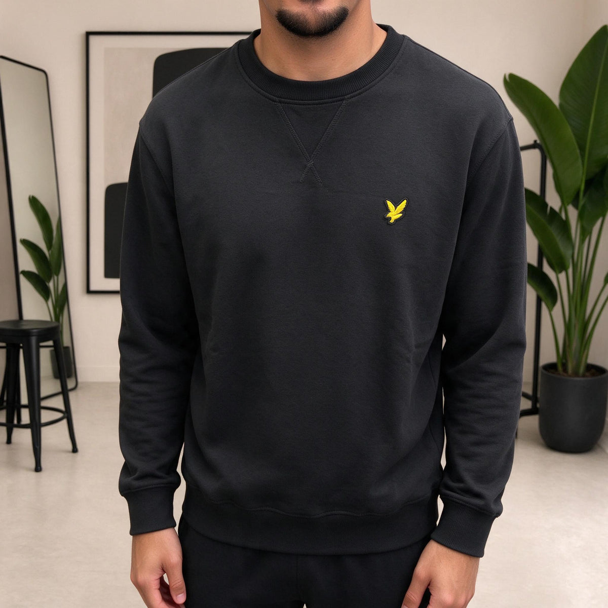 Felpa Lyle & Scott nera – dettaglio logo e scollo