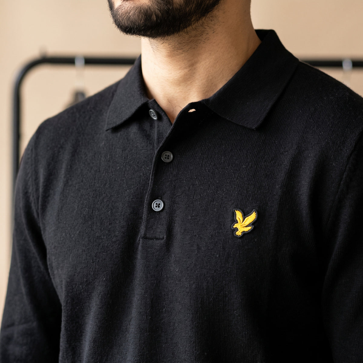 Maglia polo a maniche lunghe nera Lyle & Scott – dettaglio logo