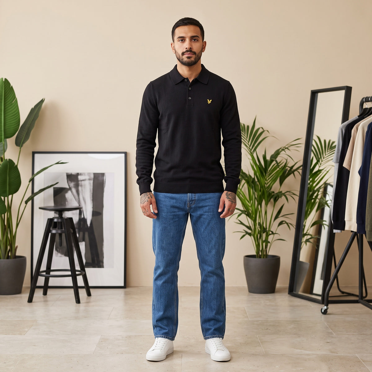 Maglia polo a maniche lunghe nera Lyle & Scott – figura intera